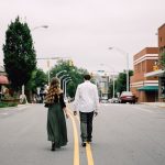 道を歩くカップル